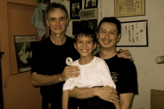 ving-tsun-brother-jon-dep-to-the-right-and-one-nice-little-brotherat-the-center-_2-malesia-2012-con-sifu-david-peterson-15
